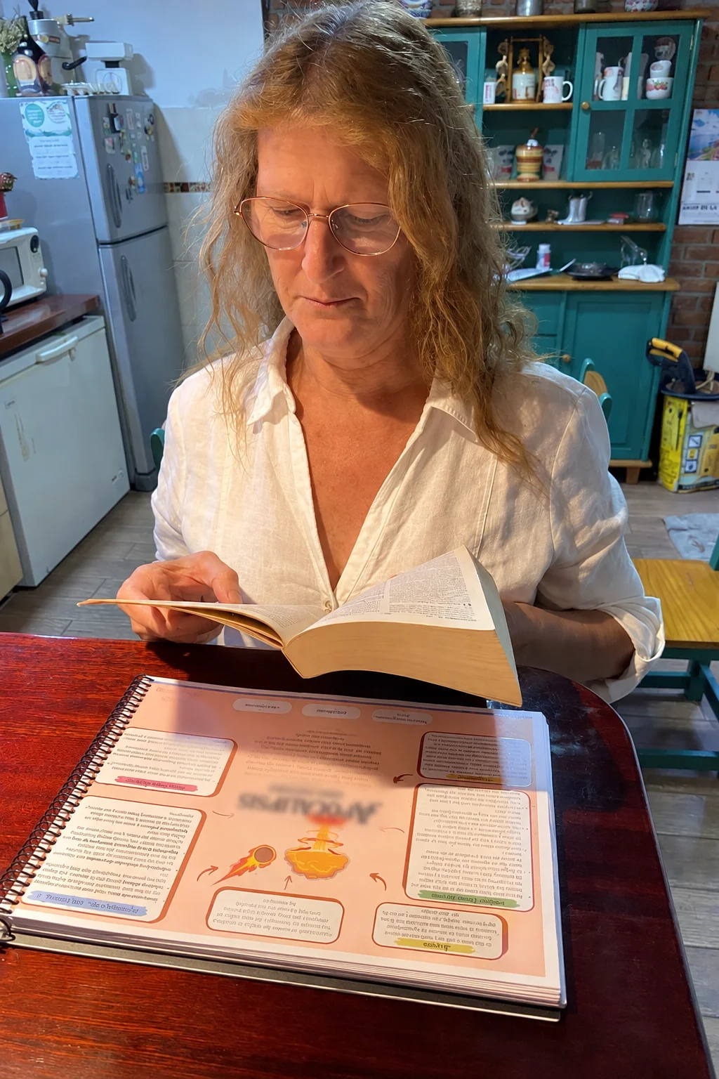Krystyna z Mapą Biblii